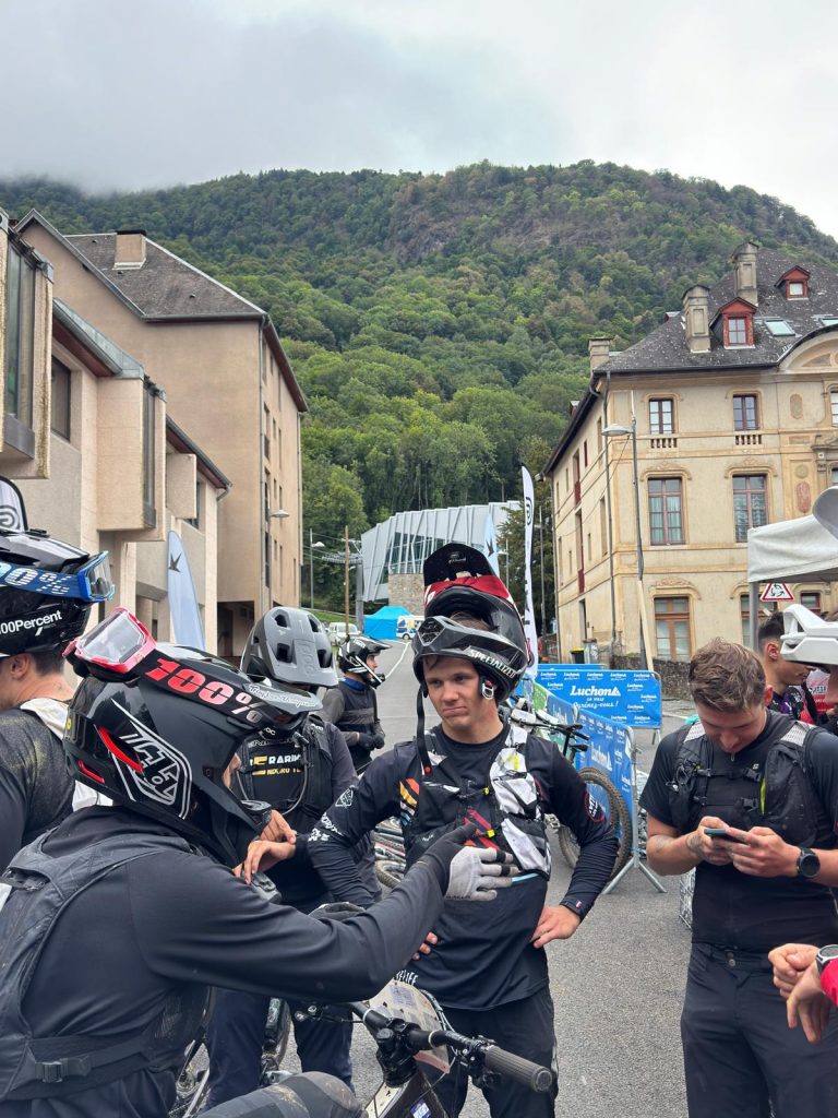 Luchon un Week end où les vététistes côtoyaient les robes à crinolines !