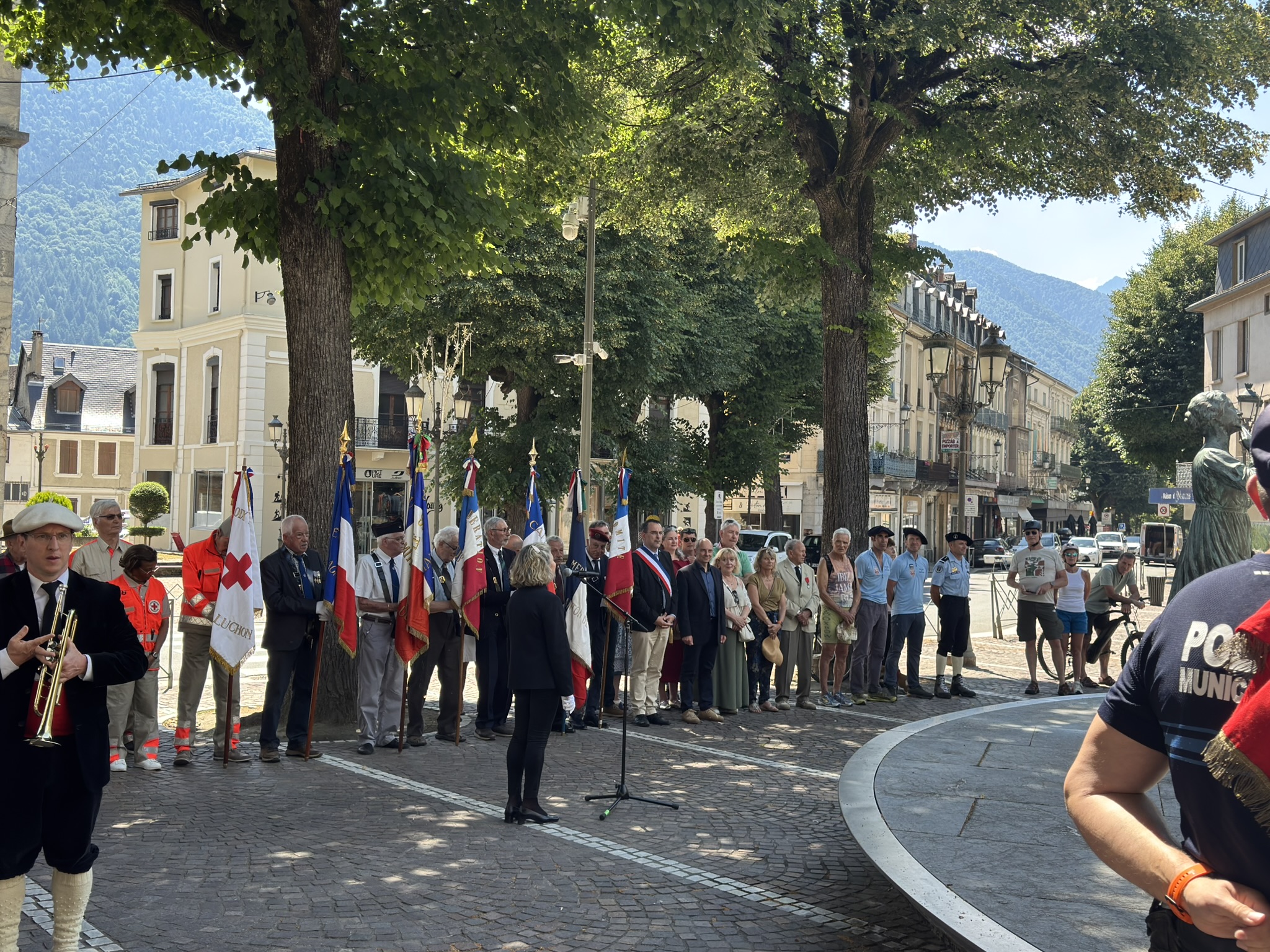 Commémoration du 18 juin 40 monument aux morts Luchon .