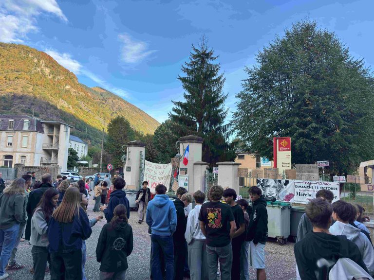 Les lycéens et collègiens manifestaient devant la Cité Scolaire de Luchon !
